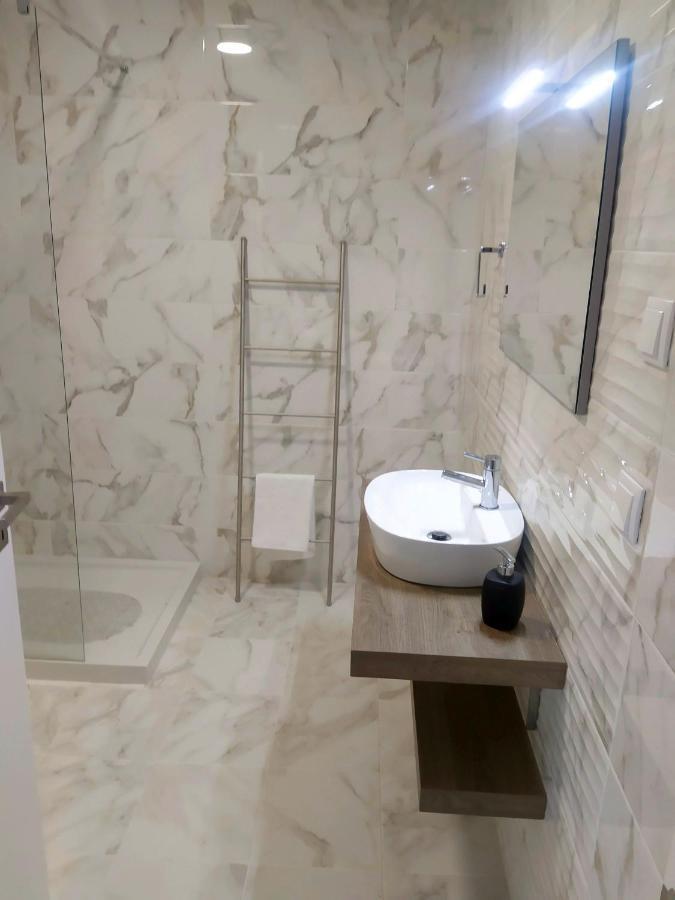 Hall 92 Quartos Com Wc Em Moradia Com Piscina A-Das-Lebres لوريس المظهر الخارجي الصورة