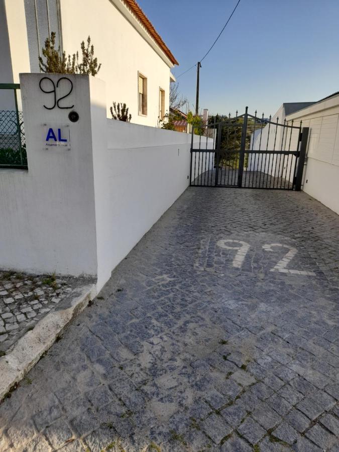 Hall 92 Quartos Com Wc Em Moradia Com Piscina A-Das-Lebres لوريس المظهر الخارجي الصورة